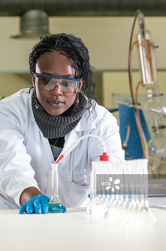 在微生物实验室中检查蒸馏样品图片素材