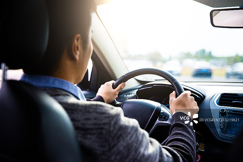 开车的年轻男人特写图片素材