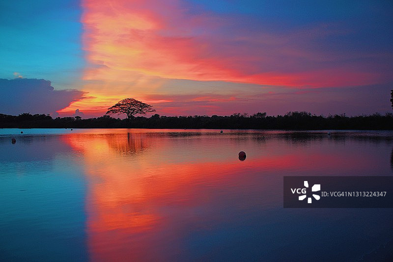 日落时分湖面上的倒影图片素材
