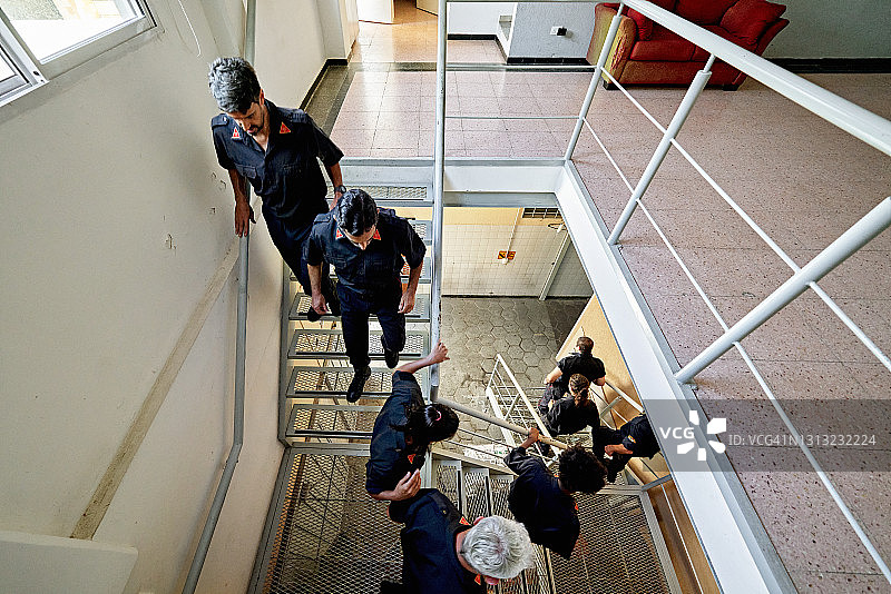 急救人员从消防站楼梯下来图片素材