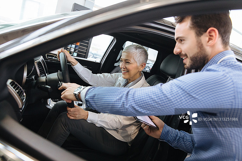 商人向潜在顾客展示车辆图片素材