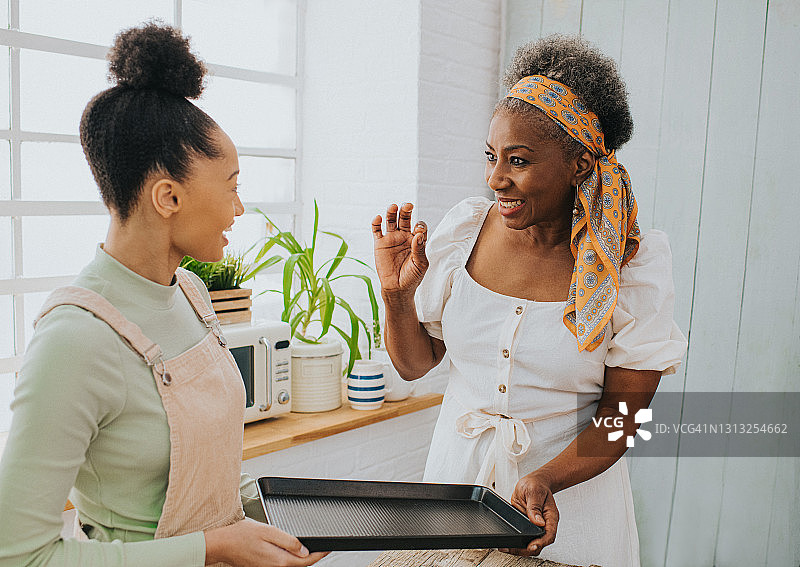 烹饪课程——女性为学生讲解烹饪方法图片素材