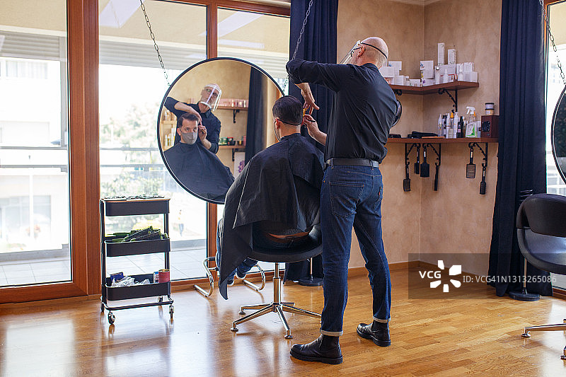 理发师在理发店理发图片素材