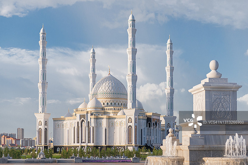 哈萨克斯坦阿斯塔纳的努尔阿斯塔纳清真寺图片素材