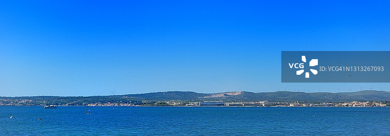 从塞特看到的Balaruc-les-Bains全景及其温泉浴场图片素材