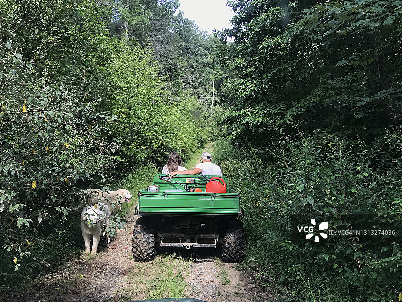 男人教少女驾驶全地形车图片素材