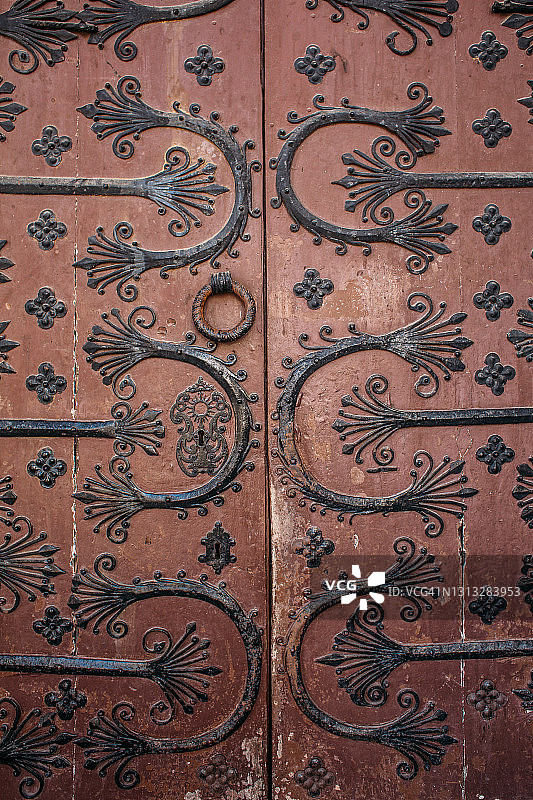 带有黑色手工装饰的棕色旧木门图片素材