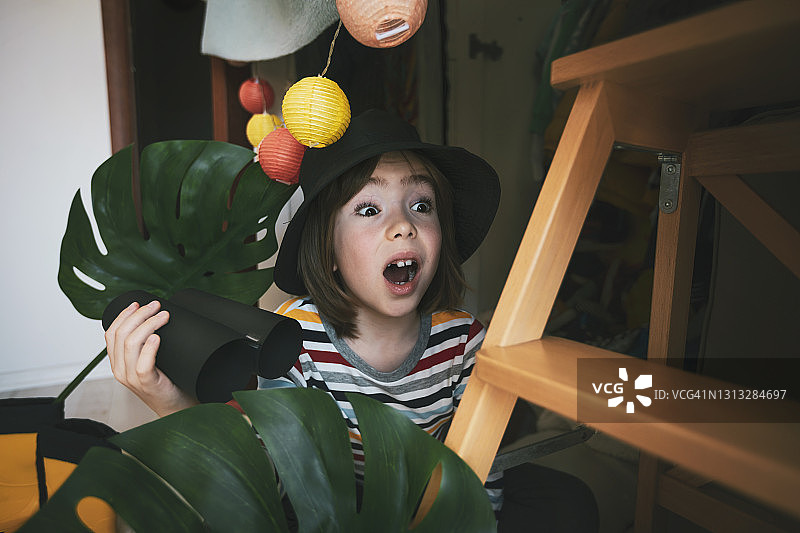 幼儿搭建房子帐篷，想象自己在丛林中图片素材