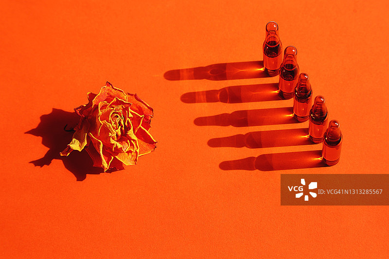 鲜艳橙色背景上的透明安瓿瓶套装图片素材