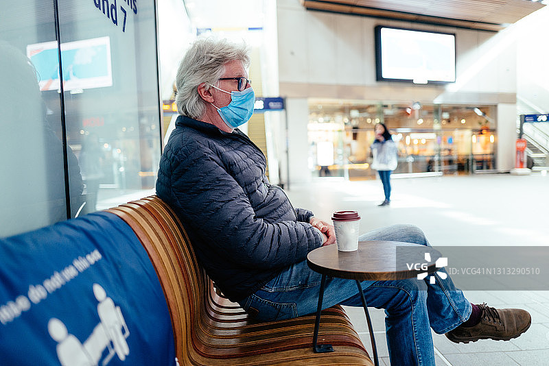 在城市火车站戴口罩的老年男人图片素材