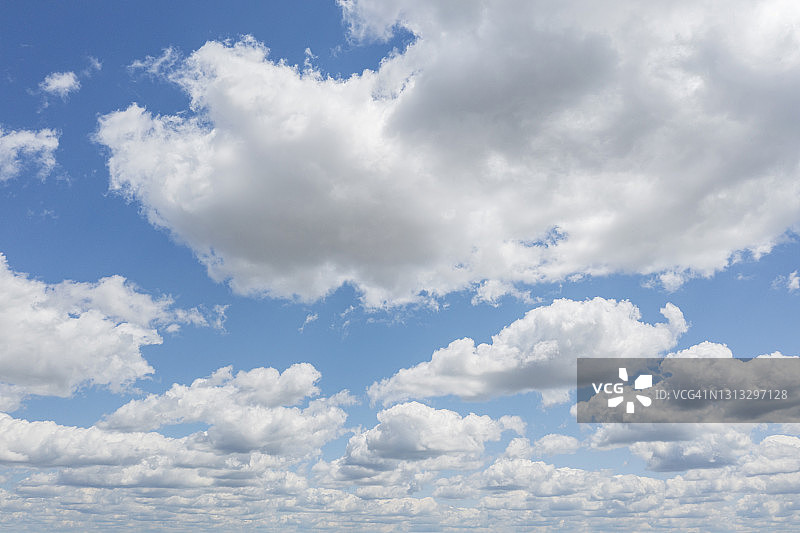 春日里的积云图片素材