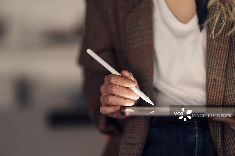 使用平板电脑的女商人图片素材