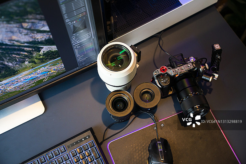 使用照片编辑程序的摄影师电脑图片素材