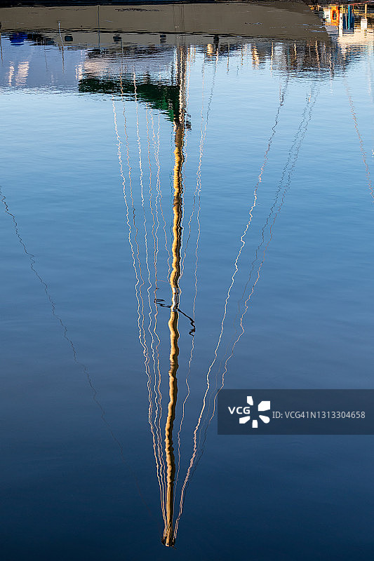 柱子倒影图片素材