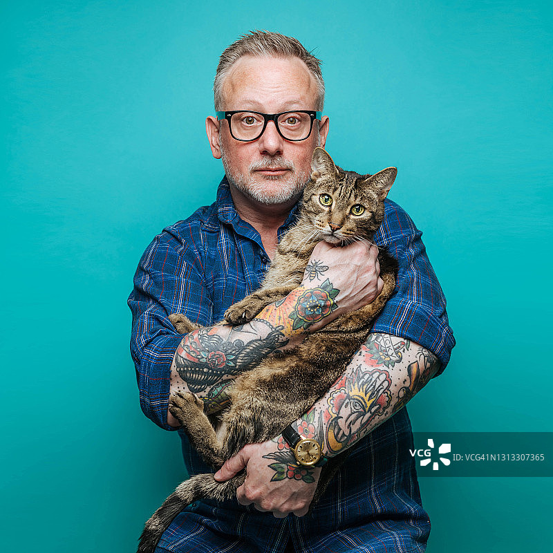 中年男人抱着一只猫图片素材