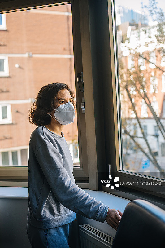在英国自我隔离的女人图片素材