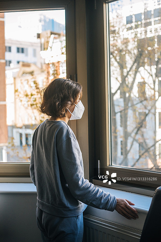 在英国自我隔离的女人图片素材