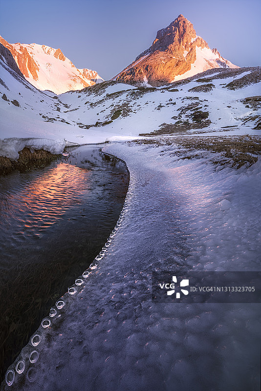 欧洲之峰国家公园冰雪覆盖的山脉，西班牙卡斯蒂利亚-莱昂图片素材