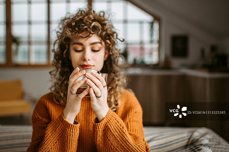 享受清晨咖啡图片素材