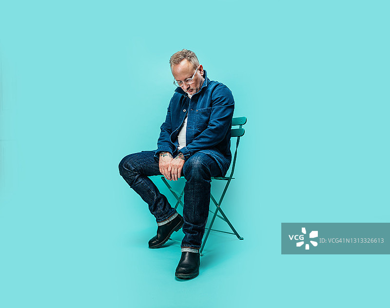 悲伤地看着下方的中年男子图片素材