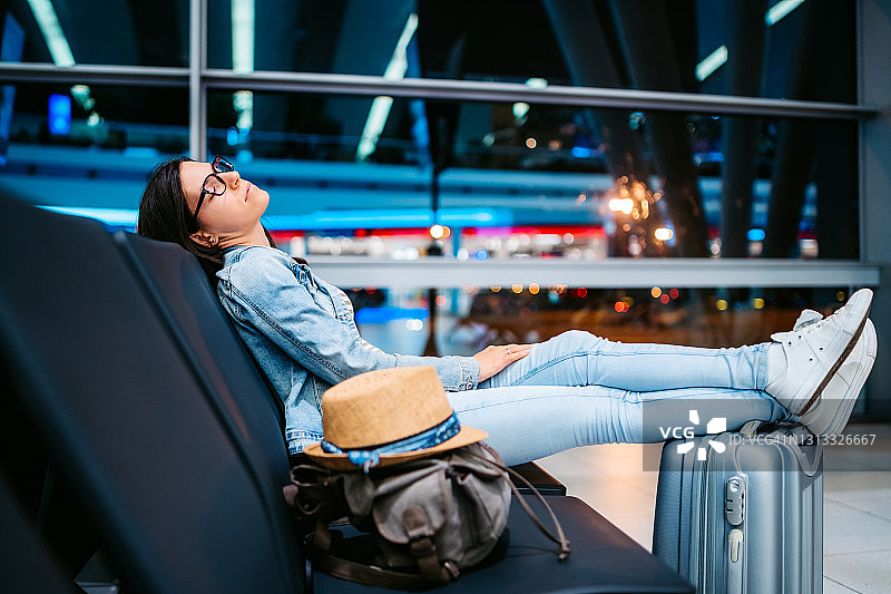 在机场小憩的女人图片素材