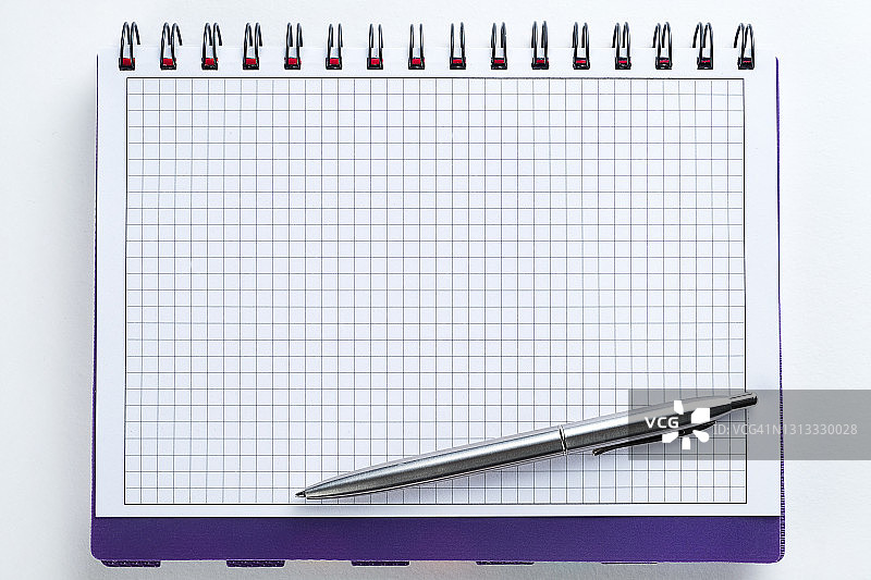 笔放在打开的笔记本的空白页上，新想法、创新和问题解决方案的概念，制定日常计划。图片素材