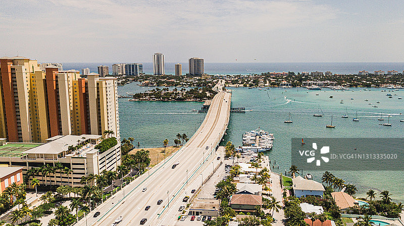 佛罗里达州里维埃拉海滩入口和辛格岛海滩的航拍景色图片素材