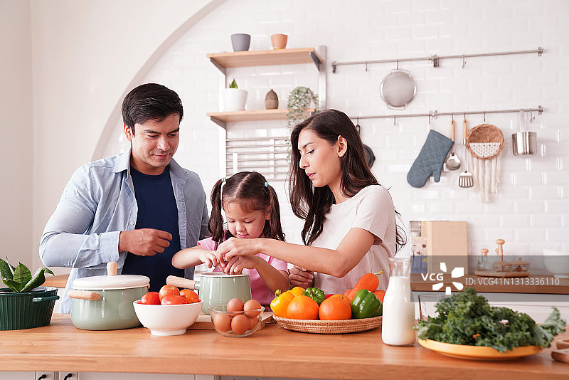 孩子和父母一起在家学习烹饪图片素材