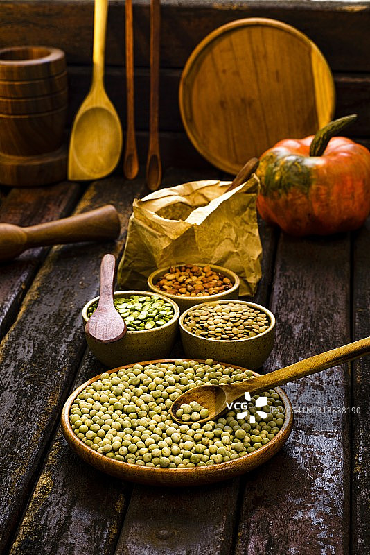 木盘上的青豆图片素材