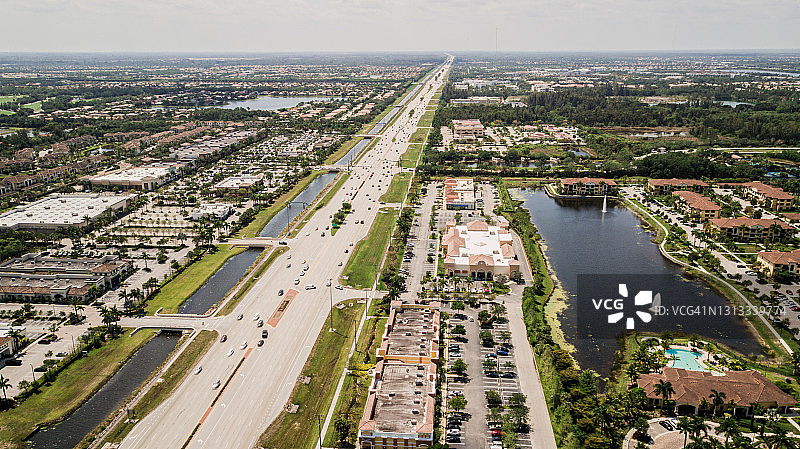 2021年4月疫情期间西棕榈滩惠灵顿441号州际公路南向鸟瞰图图片素材