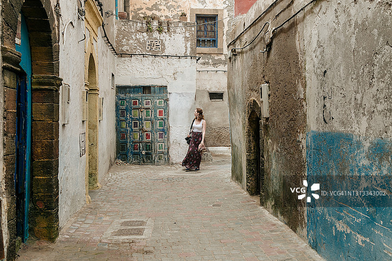 走在麦地那的妇女图片素材
