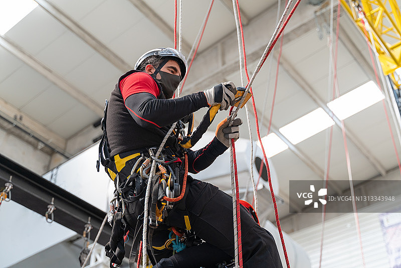 在高空绳索上工作的男人图片素材