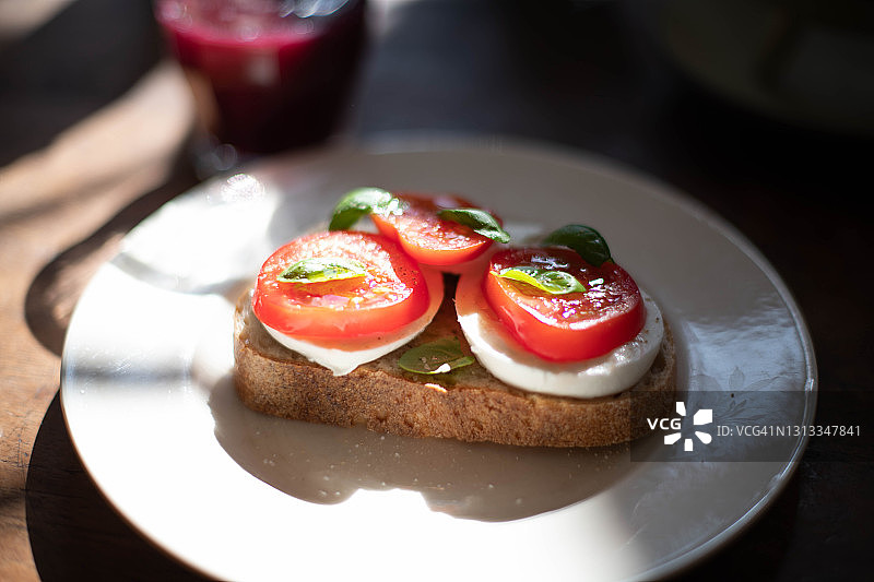 阳光下美味的卡普雷塞三明治图片素材