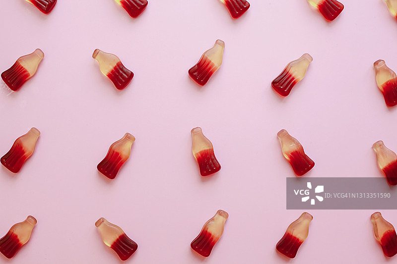 夏季背景：水果软糖汽水瓶图片素材