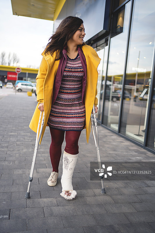 脚上打着石膏的女人图片素材