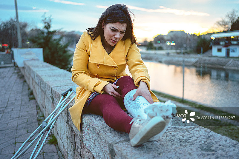 脚上打着石膏的痛苦女人图片素材