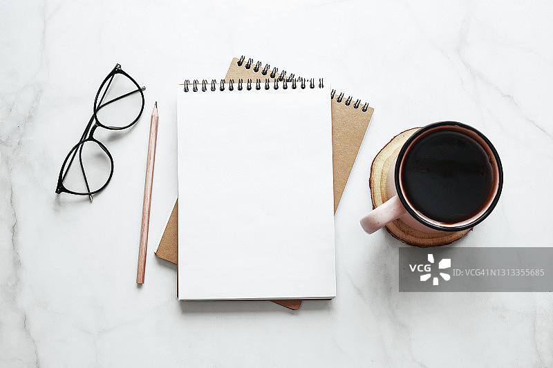 笔记本眼镜铅笔咖啡杯静物创意概念图片素材