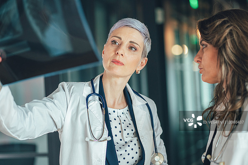 医生分析X光片图像图片素材