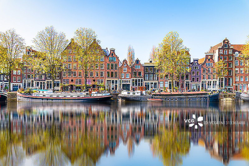 阿姆斯特丹运河的清晨倒影图片素材