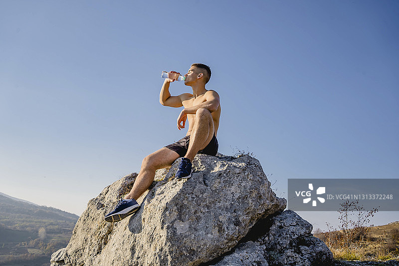 在高山上的运动型男人图片素材