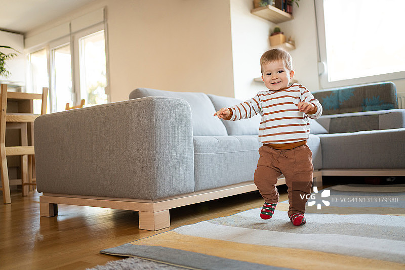 在家中行走的白人男婴图片素材