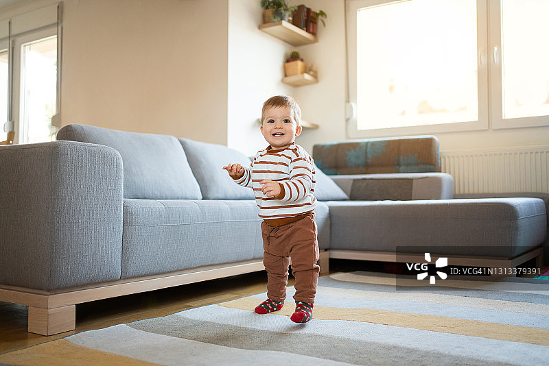 在房子周围走动的小男孩图片素材