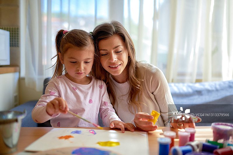 居家时光中微笑的母女图片素材