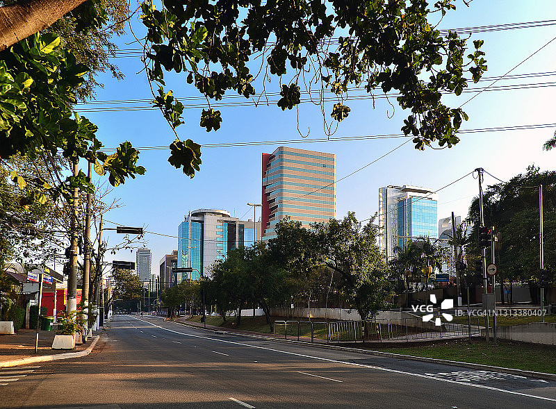 巴西圣保罗：空旷的街道 - 贝里尼大街的视角，无交通图片素材