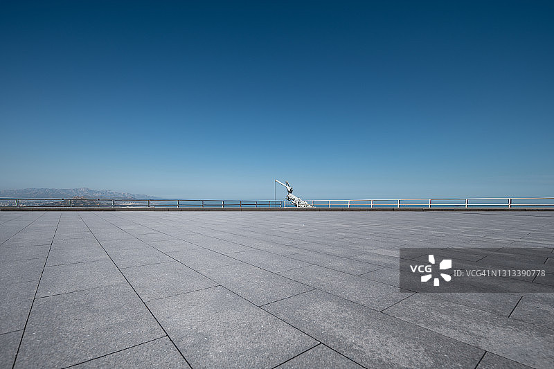 中国山东省青岛市，青岛城市景观前的空旷屋顶停车场图片素材