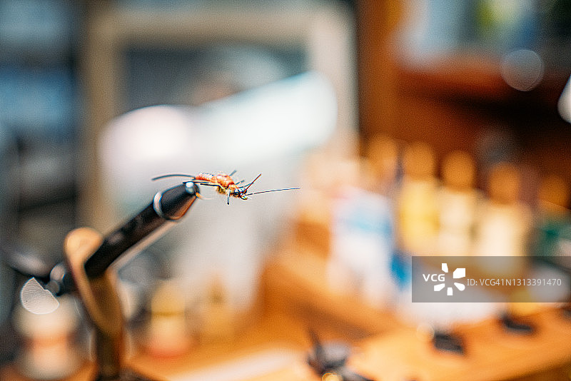 钓鱼台上夹具上的飞蝇钩特写图片素材