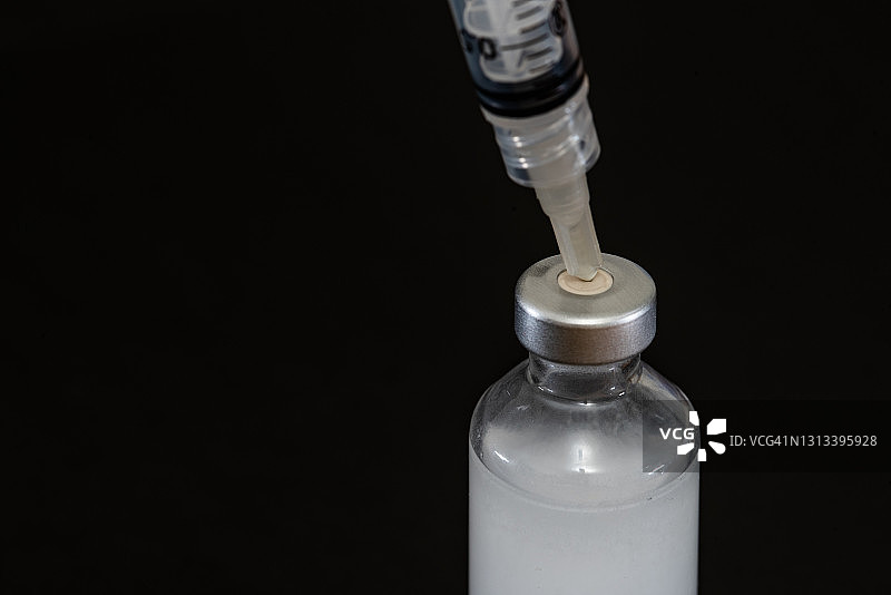 疫苗空白标签安瓿和注射器图片素材