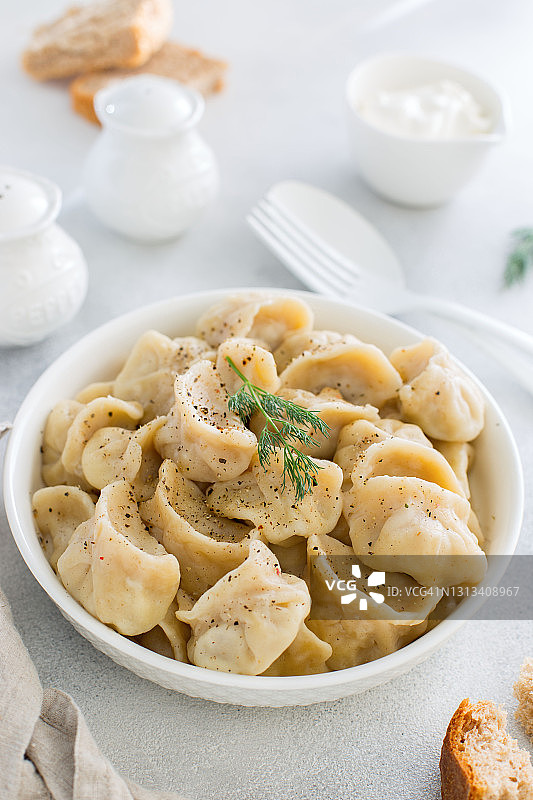 肉馅手工饺子，传统俄罗斯美食，选择性聚焦图片素材