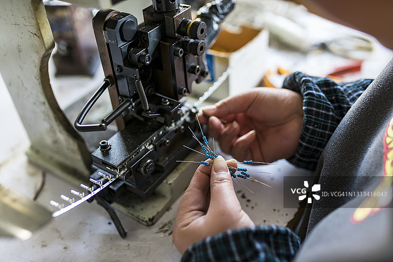 在工厂生产线上工作的年轻女性图片素材