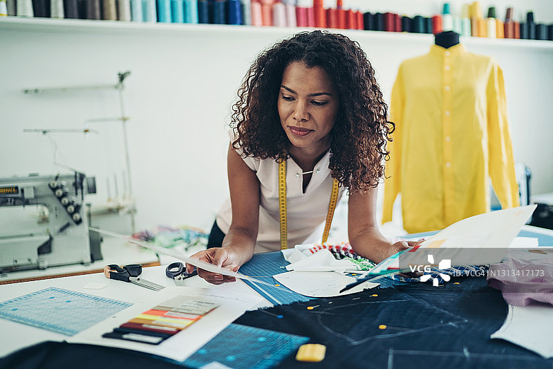 时尚设计师选择颜色图片素材